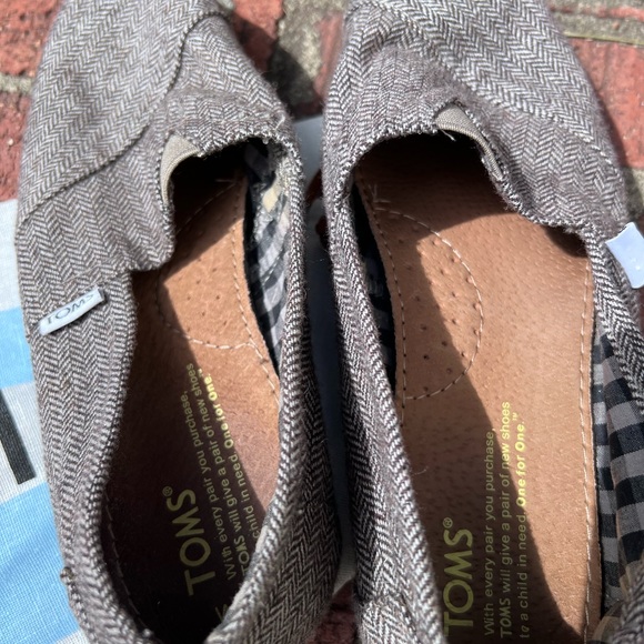 Toms made exclusively for Neiman Marcus. Elastic at top of foot. Size 8 - Picture 7 of 11